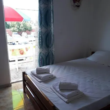 Aris House Apartmán *