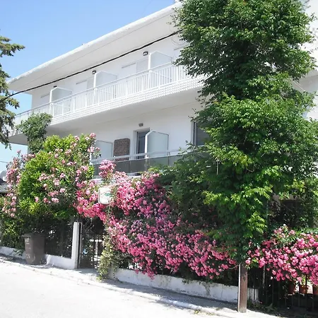 Aris House Apartmán *