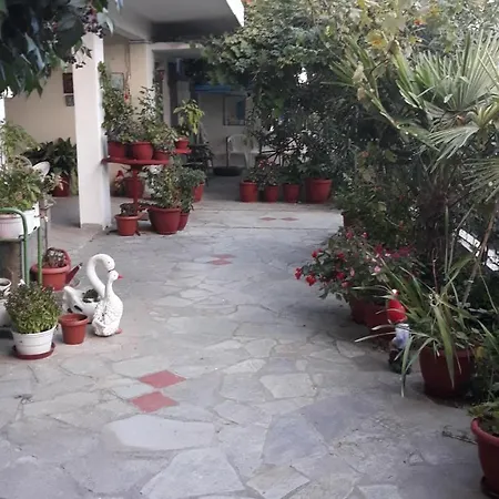 Aris House Apartmán *